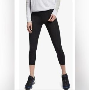 Nike Black Cropped Workout Legging Women's Medium M Logo Spellout Athletic EUC